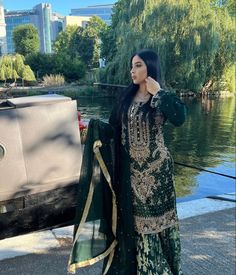 Black Asian Outfits, Dark Green Desi Outfit, Dark Green Desi Dress, Asian Clothes Pakistan, Eid Clothes Pakistani, New Western Dresses, Desi Wedding Guest Outfit, Pakistani Eid Outfits, Pakistani Dresses Eid