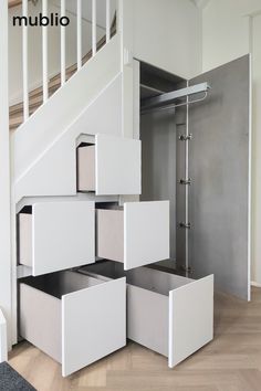 trapkast met garderobe onder trap Open Trap, Flat Interior, Home Stairs Design, Understairs Storage, Home Addition, Stair Storage, House Stairs, Under Stairs