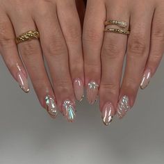 Mermaid Nails : 40 idées de manucure pour un été magique - Velvet Style French Tip Mermaid Nails, Simple Marble Nail Art Designs, Korean Gem Nails, Sea Witch Nails, Siren Nails Aesthetic, Simple Mermaid Nails, Mermaid Nails Aesthetic, White Mermaid Nails, Funny Nail Designs