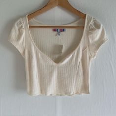 Uo Ivory Crop Top Size M 63% Polyester 33% Cotton 4% Elastane Deep V Neck Approximate Measurements Pit To Pit 15.5” Length 15” New With Tags. No Visible Holes Or Stains. See Pics For More Details. Thanks For Stopping By! 0836 Cream Cropped Top For Day Out, Neutral V-neck Top For Day Out, Off White V-neck Top For Day Out, Casual Cream V-neck Top, Fitted Beige V-neck Crop Top, Fitted Beige Tops For Day Out, Cream Short Sleeve Crop Top, Beige V-neck Crop Top For Spring, Beige Cotton V-neck Crop Top