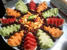 Fruits Plating, Ninja Fruit, Fruit Platter Ideas Party, Carving Watermelon, Fruit Presentation, Farm Fruit, Vegan Catering, Carving Tutorial