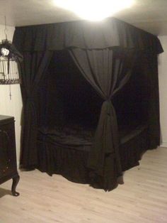 cute bed hahahah Gothic Canopy Bed, Gothic Home Decor Ideas, Black Canopy Bed, Canopy Bed Curtains