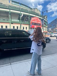 Toronto Trip Outfit, Aesthetic Baseball Pictures, Baseball Instagram Pictures, Baseball Game Poses, Baseball Aesthetic Girl, Cubs Game Outfit Women