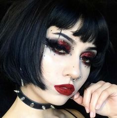 Red Alternative Makeup, Valentines Goth Makeup, Vampy Makeup Looks, Dark Vampy Makeup, Gothic Eyeliner Ideas, Maquillaje Dark, Uncanny Art, Goth Makeup Looks, Goth Makeup Tutorial