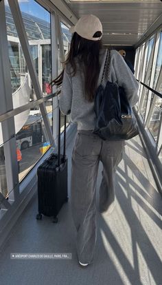 Flight Outfit Airport Style, Chic Travel Outfit, Comfy Airport Outfit, Airport Outfit Summer, Airport Travel Outfits, Flight Outfit, Airplane Outfits