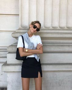 L.a. Street Style, Menswear Skirt Outfit, Casual Formal Outfits Women Summer, Influencer Photography Fashion, H&m Mini Skirt, Chic Staple Pieces, England Summer Outfits Street Styles, Europe Basic Outfits, European Casual Style