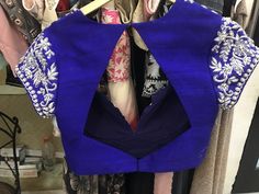 Back Neck Hole Designs For Blouses, Trending Blouse Neck Designs, Triangle Back Neck Blouse Design, Back Neck Shapes For Blouses, Paithani Saree Blouse Pattern, Cut Work Blouse Designs, Model Blouses, Pink Blouse Designs