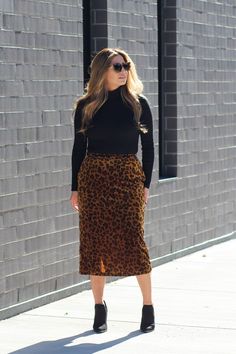 Slightly fitted style with stretchy corduroy material this Leopard Print Pencil Skirt will be one of your favorites! -Color: Leopard Print -Midi length -Elastic waistband -Lined -Very soft and stretchy -Side pockets! -Small back slit -Content: 97% Polyester, 7% Spandex -Imported -Runs true to size -Length 29" -Model is 5'5" 36-30-40 and wearing a size Small Printed Long Skirt Outfits, Midi Pencil Skirt Outfit, Pencil Skirt Outfit, Pencil Dress Outfit, Women Work Outfits, Style Pencil Skirt, Pencil Skirt Fashion, Leopard Print Pencil Skirt, Pencil Skirt Pattern