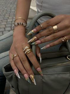 #marble #goldnails #stilettos #frenchnails Long Girly Nails, Long Stiletto Nails Design Classy, Marble Stiletto Nails, Gold And Silver Nails, Nail Designs Stiletto, Trendy Nails Designs, Stiletto Acrylic Nails, Black French Nails, Nails Bling