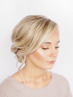 frisuren-mittellang-festliche-frisur-hochzeitsfrisur-selber-machen-tutorial-natürliches-make-up-in-gold Romantic Braided Updo, Braid Updo Tutorial, Braids Pictures, Hair Updos Tutorials, Loose Updo, Prom Hair Updo, Romantic Updo, Blonde Braids, Beautiful Hairstyles