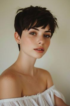 40 Long Pixie Cuts Every Woman Needs to See for Style Inspiration - Luxe Luminous Short Short Womens Haircuts, Shirt Hair Women, Pixie Short Cut, Very Short Haircut Women, Very Short Haircut For Women, Pixie Hair Women, Very Short Womens Haircuts, Haircuts Nonbinary