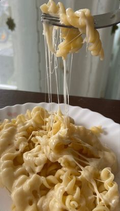 mac and cheese noodles, cheese pull Decorações Com Comidas, Intuitive Eating