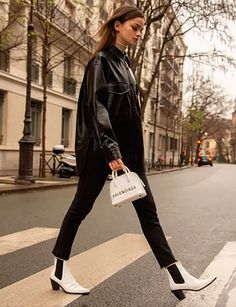 Outfits Minimalistas Y Cool De Invierno Para Cuando Estás Aburrida De Tu Ropa Y Del Frío – Cut & Paste – Blog de Moda White Western Boots Outfit, Western Boots Street Style, Western Boots Outfit, 2020 Outfits, Tokyo Street Fashion, Western Style Boots, Older Women Fashion, Boating Outfit