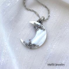 Лунное ожерелье. Подвеска из перламутра. Ожерелье в виде - Etsy Бельгия Unique White Crescent Jewelry, Unique Crescent Shaped White Jewelry, White Crescent Handmade Necklace, Handmade White Crescent Necklace, Handmade White Moon-shaped Necklace, Handmade White Moon Shaped Necklace, Bohemian Sterling Silver Jewelry For Mother's Day, Bohemian Silver Jewelry With Mother Of Pearl, Handmade Silver Jewelry With Mother Of Pearl