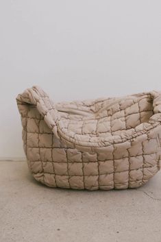 Quilted bag in beige Beige Hobo Bag With Zipper Closure, Beige Quilted Shoulder Bag For Travel, Quilted Beige Shoulder Bag For Travel, Beige Quilted Tote Shoulder Bag, Quilted Beige Tote Shoulder Bag, Beige Quilted Crossbody Bag, Puffer Bag, Quilted Tote Bags, Quilted Totes