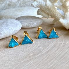 *Teal colored druzy electroplated in 24k gold. Gold plated posts Everyday earrings that pack a punch. Who doesn't love a little sparkle? With these dainty little beauties you can wear that unmistakable druzy shimmer every day of the week. Super hot right now, these druzy stones in subtle colors go with so many looks...beachy, tribal, boho, hippie, whatever style you call your own these will fit right in. Great for every day wear..super light and carefree. The stones are electroplated in 24k gold Turquoise Bracelet Gold, Raw Stone Earring, Druzy Jewelry, Diamond Birthstone, Druzy Earrings, Stone Studs, Crystal Stud Earrings, Emerald Earrings, Everyday Earrings