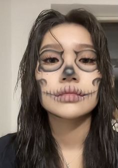 Skeleton Make Up Simple, Holloween Makeup Skeleton, Skull Mouth Makeup, Halloween Makeup Looks Skeleton, Skeleton Halloween Makeup Easy, Skeloten Makeup, Skull Makeup Women, Hot Skeleton Costume, Spooky Makeup Looks Easy