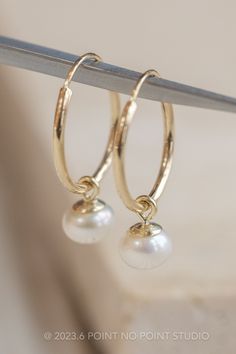 A timeless Freshwater pearl earrings ✨ Freshwater Pearl Earrings, Unique Diamond Rings, Yellow Gold Earrings, Freshwater Pearls Earrings, Pearl Hoop Earrings, Unique Diamonds, Yellow Gold Earring, Salt And Pepper Diamond, Recycled Gold