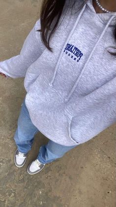 Gray Hoodie Outfit, Sweat Gris, Hoodies Aesthetic, Looks Pinterest, Outfit Hoodie, Mode Zara, Downtown Outfits, Hoodie Aesthetic, Gray Hoodie