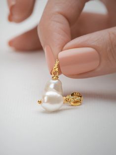 These pearl stud earrings feature a beautiful natural pearl. They are lightweight and very versatile. Look like a stunning bride with this unique and comfortable design of delicate Drop Earrings with natural Baroque pearls. A design that she will love because she can wear it every day. Wear them together or with another designer earring. Wear a statement earring with a jewel, and balance your look with your hairstyle. Your Hairstyle, Statement Earring, Comfortable Design, Natural Pearl, Pearl Stud Earrings, Pearl Studs, Baroque Pearls, Natural Pearls, Designer Earrings