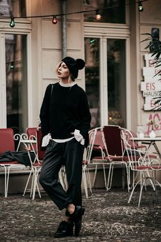 Parisian dandy | style: tomboy, 20s, 30s, 40s, dandy, masculine, ruffles, oversized | location: Kauf dich glücklich, Berlin Style Tomboy, Fall Outfits Women 20s, Dope Style, Dandy Style, Plus Size Fall Outfit, Outfit Chic, Paris Mode, Berlin Fashion, Coat Outfit