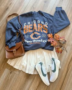 Football sundays are headed our way! Sharing a cute football outfit to wear to tour next football sunday party! Game day outfit ideas. Chicago bears outfit Bears Football Game Outfit, Football Outfits For Women Winter, Fall Football Outfits, Football Sunday Party, Outfit Ideas Chicago, Football Sunday Outfit, Football Outfits For Women