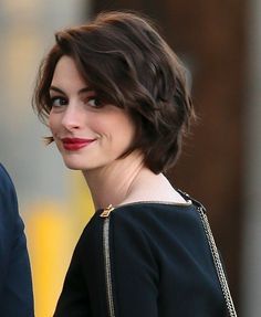 Anne Hathaway Short Hair, Small Hair Cut, Bob Pendek, Layered Hairstyles, Hair Inspiration Short, Short Layered, Short Hair With Layers