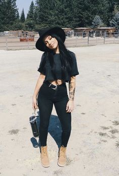 ♡ ; Pinterest : @ XOkikiiii What To Wear On A Motorcycle Date Outfit, Cute Edgy Outfits Summer, Edgy Cowgirl Style, Alternative Cowgirl, Dark Feminine Aesthetic Outfits, Alternative Fashion Summer, Heritage Outfits, Stampede Outfits, Goth Country