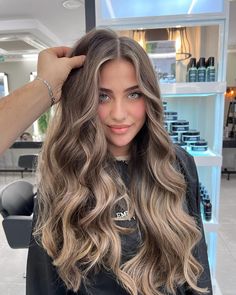 hairstyles for thin hair, medium length haircut, fine hair tips, thin hair haircuts Medium Length Haircut Fine Hair, Haircut Fine Hair, Hair Colora, Blonde Bayalage, Dimensional Balayage, Bayalage Blonde, Dimensional Hair, Fine Hair Tips, Cherry Hair Colors