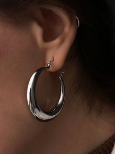 Ces magnifiques boucles d'oreilles demi-lune sont faites pour les plus brillantes et les plus audacieuses✨ Ils sont parfaits à porter au quotidien ou complèteront votre look pour les vacances. Ils sont capables de rendre n'importe quel style plus vivant et plus visible. Ces boucles d'oreilles sont plaquées en argent sterling 925 Taille : Leur diamètre est de 40 mm Poids : 10g (le poids d'une boucle d'oreille est de 5g). ► LIVRAISON * Les commandes sont traitées et déposées à la poste dans un délai maximum de 48h après validation du paiement par la plateforme ETSY (Hors week-end !) * La livraison est GRATUITE à partir de 2 articles ► EMBALLAGE : * Tous les articles sont joliment emballés, prêts à être offerts, dans d'élégantes pochettes en velours pour bijoux. * Votre colis est protégé pour Semi-circle Metal Hoop Earrings, Silver Crescent Minimalist Hoop Earrings, Trendy Crescent Earrings For Pierced Ears, Minimalist Crescent Hoop Earrings, Metal Semi-circle Hoop Earrings For Pierced Ears, Semi-circle Metal Hoop Earrings For Pierced Ears, Metal Semi-circle Hoop Earrings, Trendy Silver Hoop Earrings For Pierced Ears, Tarnish Resistant Crescent Hoop Earrings