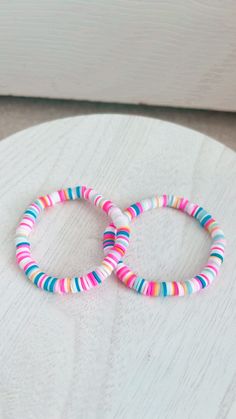 This bracelet is made out of stretchy string and measures between 5.5-6.5 inches!! It is super cute and spices up all outfits! Preppy Diys, Bracket Ideas, Bracelet Clay, Bracelet Business, Colorful Bead Bracelets, Clay Bracelets, Ankle Bracelets Diy