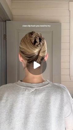 Audrey Anne Jean on Instagram: "A little twist on last week’s viral claw clip hack I shared! Twisting the hair helps keep everything together a little better! 🫶🏼
•
•
•
#clawclip #clawcliphairstyle #clawcliphack #easyhairstyles #grwm #greasyhairstyle #dailyhairstyle #quickhairstyle #fallhair #hairinspiration #hairstyles #hair #workhairstyle  #simplehairstyles #hairinspo #hairtutorial #hairhacks  #easyhairstyles #style #hairhacks" Hairstyles With Claw Clips, Hair Claw Clip Hairstyles, Hair Clip Hairstyles, Easy Hair Updos, Daily Hairstyles, Clip Hairstyles, Greasy Hair Hairstyles, Hair Help, Work Hairstyles