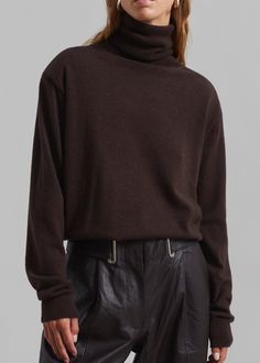 Color: Brown Midweight ribbed knit Relaxed fit Turtleneck Padded shoulders Drop shoulders Rib knit trim Slip on style Unlined 90% Merino Wool 10% Cashmere Dry Clean By The Frankie Shop. Imported Winter Wishlist, Black Turtle Neck, Wardrobe Pieces, The Frankie Shop, Frankie Shop, Fitted Turtleneck