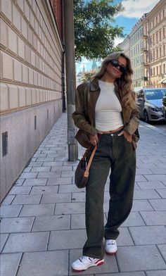 Relaxed Cold Weather Outfits, Top Fall Fashion Trends 2023, Winter Europe Outfits Street Style, Trendy Outfit Ideas Fall 2023, Streetwear Fall 2023, Cool Girl Autumn Outfits, 50s Weather Outfit, Winter New York Fashion, Northern California Aesthetic Outfits