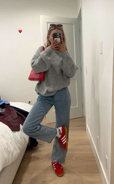 Fall Shoe Inspo Aesthetic, Super Basic Outfits, Uni Autumn Outfits, College Outfits Autumn, Styling Red Sweater, Fall Class Outfits, Cute Outfits For University, Uni Fall Outfits, How To Style Red Shoes