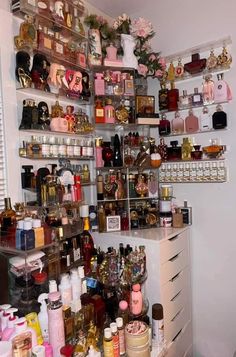 Perfume Collection Display Ideas, Parfum Aesthetic, Perfume Collection Aesthetic, Perfume Room, Perfume Collection Display, Koleksi Parfum, Perfume Organization