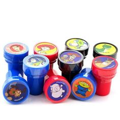 the children's plastic cups are lined up in different colors and sizes, with cartoon characters on them