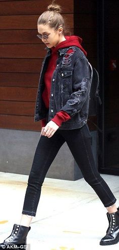 Later Gigi was seen in a red hoodie with black jeans and a black denim jacket. Black laceless boots added an urban jungle edge Black Denim Jacket Outfit, Sweatshirt Outfit Winter, Sweatshirt Dress Outfit, Jeans And Hoodie, Black Jean Jacket, Denim Jacket Outfit, Gorgeous Outfits, Jeans Outfit Casual