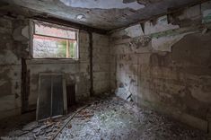 an old run down room with peeling paint on the walls