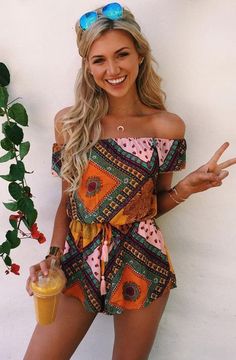 The Bohemian style and hot Off the shoulder are all so gorgeous and we love the way they all look together! This romper may be basic but that's why you'll love it! It is perfect for those days you just don't know what to wear! Boho Shorts Outfit, Bohemian Rompers, Goals Inspiration, Ray Ban Aviator, Bohol, Shorts Outfit, Outfit Trends, Maxi Skirts, Hippie Style