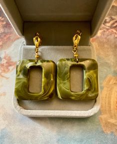 ART DECO HAUTE COUTURE, ORIGINAL ELEGANT LARGE VINTAGE OLIVE GREEN BAKELITE EARRINGS, PRETTY GOLD PLATED HOOK BEAUTIFUL SCULPTED DESIGN. LARGE EARRINGS IN GOLD PLATED AND BAKELITE OR GALALITHE, ORIGINAL GEOMETRIC DESIGN, BEAUTIFUL COLORS. DESIGNER JEWELRY, VERY BEAUTIFUL DESIGN. DIMENSIONS: 56 x 32 mm. WEIGHT: 11.7 gr. IN VERY GOOD SHAPE. BOX NOT INCLUDED. Handmade Vintage Rectangular Earrings, Handmade Rectangular Vintage Earrings, Green Rectangular Earrings, Vintage Square Earrings For Gift, Handmade Rectangular Retro Jewelry, Handmade Green Geometric Earrings, Vintage Rectangular Earrings For Gifts, Vintage Rectangular Earrings As Gift, Vintage Rectangular Earrings For Gift