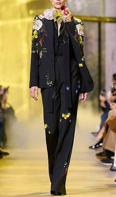 PRINTED BUTTON JACKET SUIT IN BLACK Formal Fitted Blazer With Floral Embroidery, Formal Tailored Blazer With Floral Embroidery, Elegant Tailored Embroidered Blazer, Designer Embellished Black Blazer, Designer Black Embellished Blazer, New Look Dresses, Plunge Mini Dress, Satin Corset Dress, Costume Noir