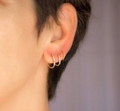 Solid 14k gold hoop earrings, available in 3 different sizes, one size (1.2) is also available in a thicker version (1.2 mm at the side and 1.5mm at the front). Available in yellow, white and rose gold. The rose gold is not yet available in the largest size (no4). Timeless simple earrings, a great addition to your jewelry collection and daily outfit. You can choose between a single earring or a pair. Sizes: 1. 0.4 inch / 1 cm 2. 0.5 inch / 1.2 cm 3. 0.5 inch/ 1.2 cm 4. 0.6 inch / 1.5 cm Tube thi Minimalistic Accessories, Tube Earrings, Men's Piercings, White Infinity, Ear Lobe Piercings, 14k Gold Hoop Earrings, Infinity Earrings, Unisex Earrings, Small Hoop Earrings