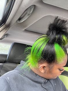 Green And Black Skunk Stripe, Black And Green Highlights Hair, Different Types Of Dyed Hair Styles, Green Hair Natural Hair, Black And Green Skunk Stripe Hair, Skunk Patch Natural Hair, Dark Green Skunk Stripe Hair