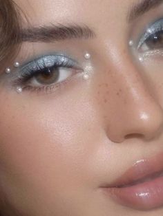 Venus Makeup Look, Aquarius Makeup Aesthetic, Libra Makeup Aesthetic, Pisces Rising Makeup, Aquarius Rising Makeup, Pisces Rising Style, Libra Rising Makeup, Pisces Venus Aesthetic, Libra Rising Aesthetic