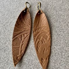 "Cowgirl" Is A Pair Of Hand Cut Leather Earrings That Feature A Gorgeous Brown Textured Leather. They Are Set Onto Matching Antique Brass French Ear Wires. Your New Earrings Will Come Elegantly Wrapped In A Navy Organza Pouch, Perfect For Gift Giving Or To Keep Your One Of A Kind Piece Safe. Cowgirl Earrings, Football Earrings, Organza Pouch, Faux Pearl Earrings, Brown Texture, New Earrings, Face Earrings, Tassels Fashion, Leather Crafts