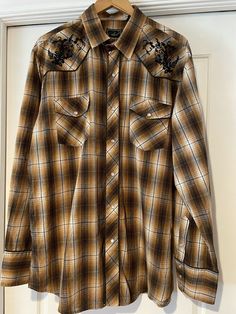 Men's Roper Brown plaid check western pearl snap rodeo cowboy l/s shirt. XL. EUC. Condition is "Pre-owned". Shipped with USPS Priority Mail. Measurements: Pit to pit - 25” Collar bottom to hem - 34” All measurements are taken with item laid out on a flat surface. Measurements are approximate as I am not a seamstress, just a woman with a tape measure. As shown in photos. Photos are of the actual item you will receive, not stock photos. Note that there may be color shade and hue variances due to d Country Style Shirt For Fall Rodeo, Plaid Shirt For Rodeo In Fall, Plaid Flannel Shirt For Rodeo In Fall, Plaid Flannel Shirt For Ranch In Fall, Western Style Shirt With Snap Buttons For Rodeo, Fall Plaid Flannel Shirt For Rodeo, Plaid Long Sleeve Casual Shirt, Western Style Plaid Shirt For Rodeo, Western Plaid Shirt For Rodeo