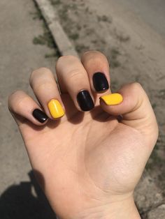 Black And Yellow Nails, Wolverine Nails, Mens Nails, Punk Nails, Goth Nails, Grunge Nails, Nails Desing, Dipped Nails, Yellow Nails