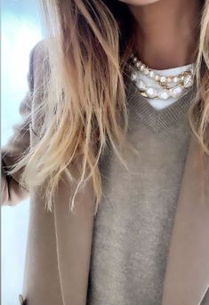 Pearl Jewelry Outfit Casual, How To Wear Pins, Casual Pearl Necklace Outfit, Trendy Pearl Layered Necklace, Edgy Pearl Necklace Outfit, Pearls Necklace Outfit Casual, Outfits With Pearl Necklace Casual, Sweater Jewelry, Pearl Necklace Outfit