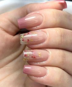 Calling all boho lovers! Elevate your free spirit with this enchanting nail art featuring tiny florals and delicate vines. Natural Nail Ideas Gel, Vine Nails, Asian Nail Art, Rose Gold Nails Glitter, Uñas Ideas, Prom Nail, Asian Nails, Floral Nail, Simple Gel Nails